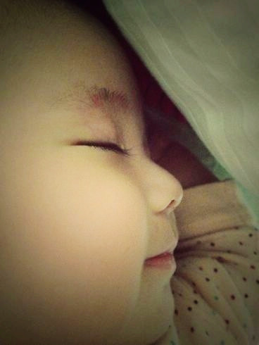 郭羨妮愛(ài)女紅衣萌照曝光 網(wǎng)友：最美星二代(組圖)