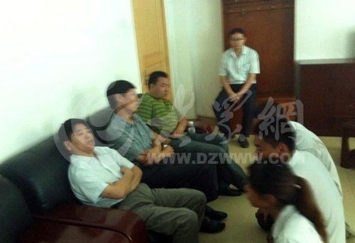 醫院領導坐沙發昂頭面對死者家屬下跪