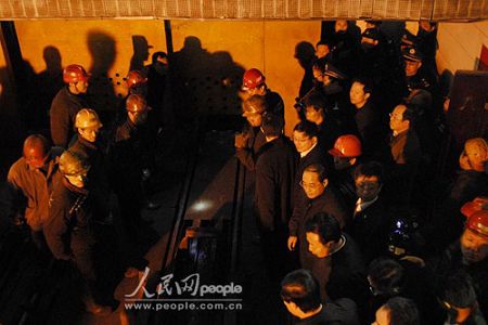 山西省省委書記張寶順（右列下一）、省長王君（右列下二）在井口焦急等候礦工升井。（人民網記者鮑丹 攝）