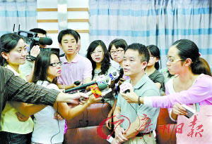 患者楊某凌晨避開媒體出院，廣州市第八人民醫院的這名負責人成為眾記者追逐的焦點。 記者陳安攝