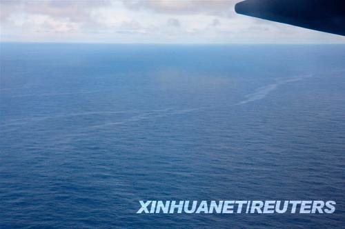 這張巴西空軍6月2日在大西洋海域拍攝的照片顯示的是據信為法航失蹤客機航空燃油的漂浮帶。法國軍方發言人普拉聚克3日在巴黎接受媒體采訪時表示，經過法方勘測，巴西空軍2日在大西洋海域發現的飛機殘骸已被確認為法航失蹤客機殘骸。新華社/路透