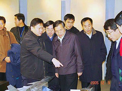 2005年底，上級(jí)領(lǐng)導(dǎo)視察沈飛，左下角即為新型戰(zhàn)機(jī)模型(來源：國防科工委網(wǎng)站)