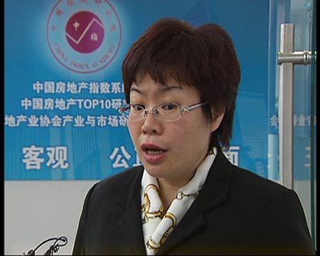 中國指數研究院副院長黃瑜稱，土地本來就稀缺資源，如果是土地供應量減少，那么要的人又多，供給和需求不是很對稱，對價格肯定會起一定的帶動作用。