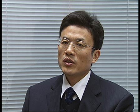 中國社科院金融所金融市場研究室副主任尹中立稱，土地供應減少，與貨幣政策有很大關系，因為地方政府有了銀行充足的資金供給，對土地出讓金的依賴程度下降，就不急于賣土地，所以這也是地方政府今年在房地產紅火的情況下，土地供應減少的一個很重要的原因。