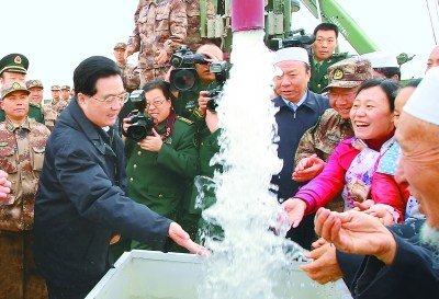 胡錦濤在寧夏考察西部大開發 手捧清水品嘗
