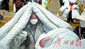 結(jié)古寺災(zāi)民物資臨時(shí)發(fā)放點(diǎn)，領(lǐng)到被褥的受災(zāi)群眾心安了。 記者倪黎祥 攝