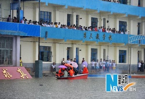 組圖：廣西來賓一中學600多名學生被大水圍困