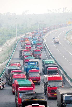 京張高速發生大堵車 百余公里需走兩天(組圖)