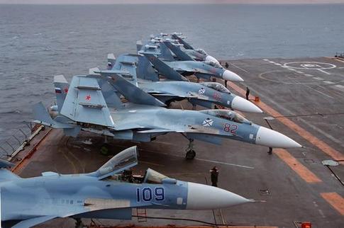 一排折疊了機翼的蘇-33型艦載戰斗機停放在“庫茲涅佐夫元帥”號航母的飛行甲板上。