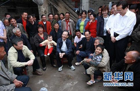這是6月9日傍晚，溫家寶在長葛市石象鄉坡李王村與村民們座談。新華社記者龐興雷攝