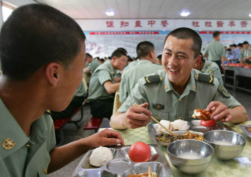 沈陽軍區(qū)禁止個(gè)人用公款相互宴請，嚴(yán)格控制上下級和同志之間請吃吃請。