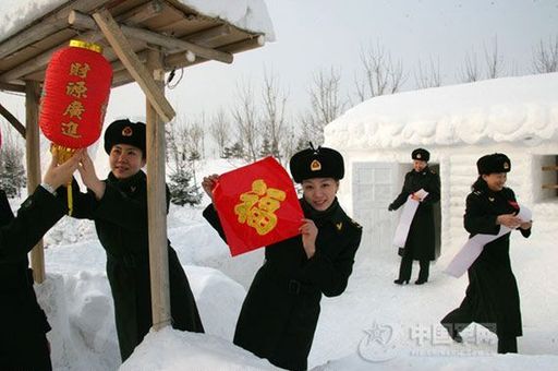 沈陽軍區(qū)禁止借節(jié)日之機送禮收禮，不準領(lǐng)導干部以個人或單位名義隨禮送禮。提倡節(jié)日團拜、電話和短信問候。