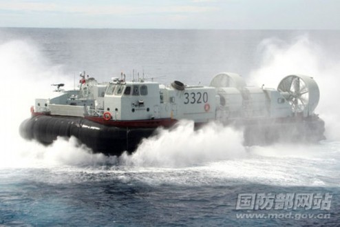 氣墊艇離開母艦，首次駛向深藍。特約記者 鐘魁潤 攝