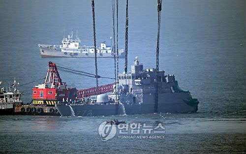 韓國天安艦艦首打撈成功 呈現強力沖擊痕跡