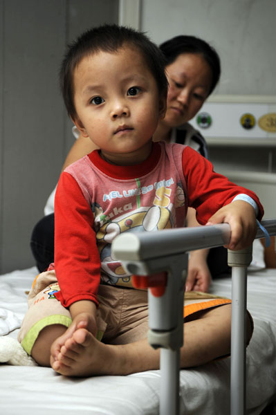 7月14日，一位出現不良反應的孩子在醫院觀察治療。