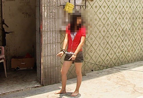 近日，廣東東莞警方開展了“創平安、迎亞運”的掃黃行動，其中一組賣淫女赤腳游街的照片在網上引起熱議。從相片所見，兩名穿著時尚的涉嫌賣淫女，不但赤腳，且戴著手銬，背后還被繩子牽著，像是在指認現場。