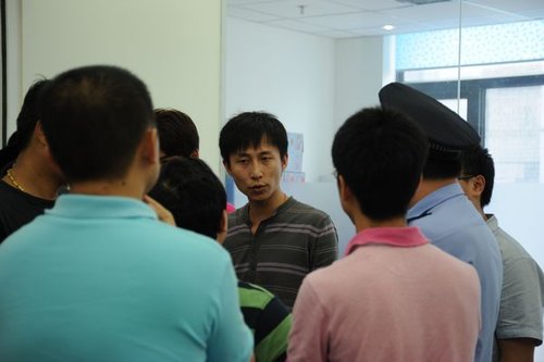 自稱霸王公司經理男子帶人上門打記者(組圖)