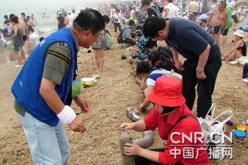上萬市民海邊清污保衛大連 各地市民快遞頭發
