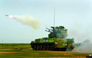 8月6日，濟南軍區防空部隊某型自行高炮攜帶導彈進行射擊，首發擊毀目標。新華社發