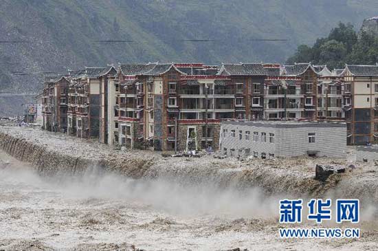 四川岷江改道沖進汶川映秀鎮板房醫院被沖毀