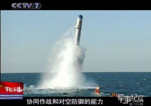 巨浪-2遠(yuǎn)程彈道導(dǎo)彈出水試驗。對比圖中舢板的大小可推斷彈體大概的尺寸。實(shí)驗彈彈頭可能加裝了保護(hù)罩或一些實(shí)驗必須的設(shè)備，或者實(shí)彈加裝了伸縮型的減阻桿。