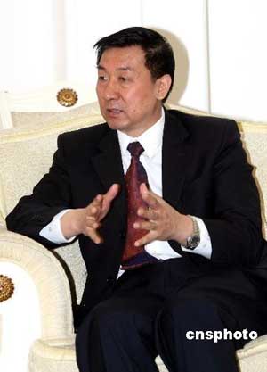 三月二十六日，國家質量監督檢驗檢疫總局局長王勇在接見香港食物及衛生局局長周一岳一行時坦言，隨著人們對食品安全關注度的提高，及各國在這方面標準的不統一等等原因，世界各國現在都面臨著食品、農產品安全的現實挑戰。2月28日，中國出臺的食品安全法，使食品安全在制度上有了保證。 中新社發 王麗南 攝 
