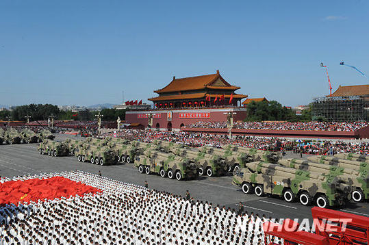 10月1日，首都各界慶祝中華人民共和國成立60周年大會在北京舉行。這是某新型中遠程地地常規導彈方隊接受檢閱。新華社記者 丁林攝