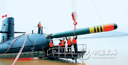 東海艦隊某潛艇支隊進行碼頭應急吊裝魚雷演練。圖中潛艇為宋級常規動力潛艇。