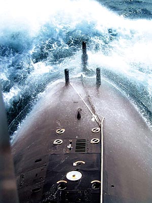 東海艦隊某潛艇支隊進行潛艦攻防對抗訓練，破浪前行。