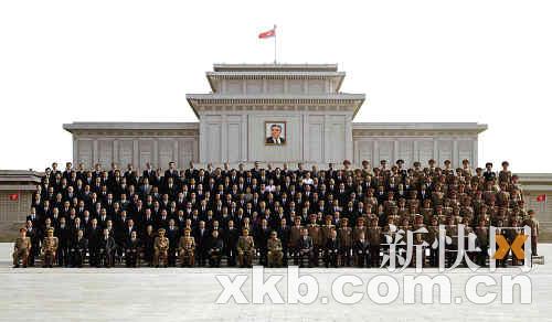 朝中社9月30日發(fā)布了金正日與朝鮮新領(lǐng)導(dǎo)機(jī)構(gòu)其他成員合影留念的照片，外媒指稱紅圈中者就是“金的兒子”金正銀。 新華社發(fā)