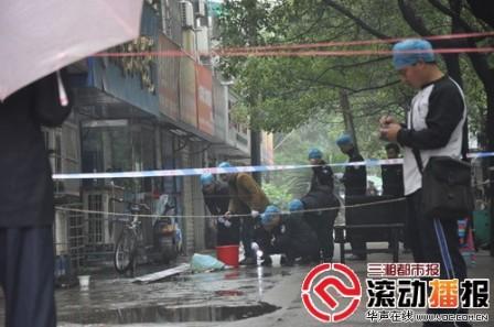 刑警正在現(xiàn)場(chǎng)勘驗(yàn)。  實(shí)習(xí)記者 傅聰 攝