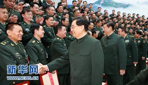 10月27日，中共中央總書記、國(guó)家主席、中央軍委主席胡錦濤在北京會(huì)見國(guó)防大學(xué)第五次黨代表大會(huì)全體代表。新華社記者 李剛 攝