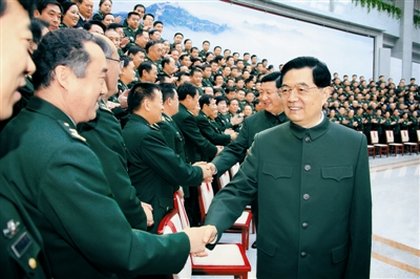 解放軍報(bào)圖片：10月27日，中共中央總書記、國(guó)家主席、中央軍委主席胡錦濤在北京會(huì)見國(guó)防大學(xué)第五次黨代表大會(huì)全體代表。中共中央政治局常委、國(guó)家副主席、中央軍委副主席習(xí)近平一同會(huì)見。本報(bào)記者 周朝榮攝