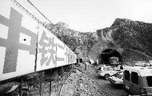 工程車輛不斷進出隧道救援，各種急救車輛在事發隧道外待命，隨時準備救助。 本報首席記者 田蹊 攝