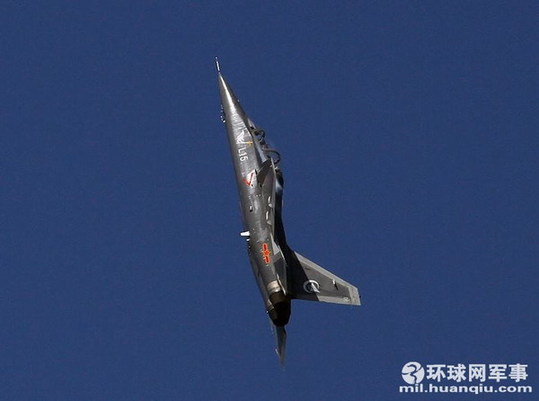 中航工業L-15“獵鷹”06號機飛上珠海藍天，進行了首次航展前的演練。攝影：郝珺石