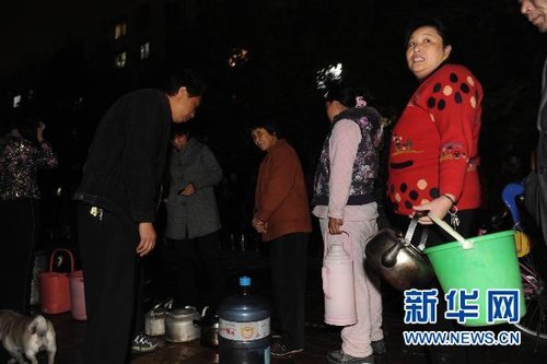11月17日，在鄭州市柿園水廠家屬院，群眾在排隊等待送水車。新華社記者趙鵬攝 