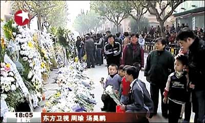 昨日，上海市群眾自發前往火災現場悼念遇難者。東方衛視截圖