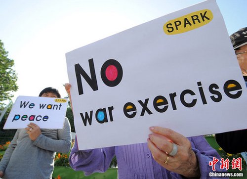 韓美反潛聯合軍事演習27日在韓國西部海域(黃海)拉開帷幕。當日，一些韓國反戰人士在國防部門前集會抗議美韓聯合軍演。 來源：中央電視臺 