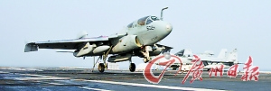 美國海軍EA-6B“徘徊者”電子攻擊機降落在“華盛頓”號航母甲板上。