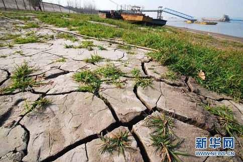 這是12月10日在江西省九江市拍攝的出現干裂的長江江灘。新華社發（胡國林 攝）