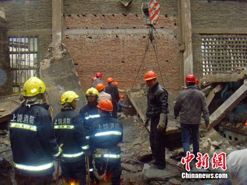 簡(jiǎn)訊：江西一水泥廠車(chē)間發(fā)生坍塌 5人被埋壓(圖)