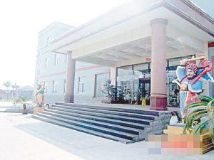 關(guān)建軍、關(guān)建民兄弟被捕前，大興土木為自己興建的豪宅。