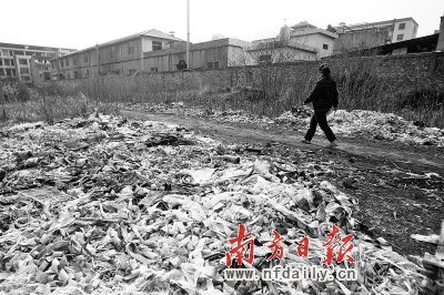 3月24日，浙江臺州市速起蓄電池有限公司廠房外邊堆滿了廢舊垃圾。近日，臺州路橋區峰江街道上陶村139名村民出現由蓄電池污染引起的血鉛含量超標