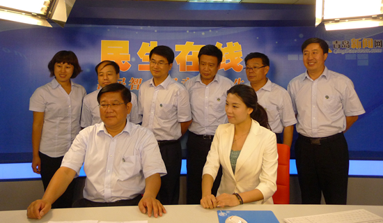 青島市地震局局長仇維宏（一排左一）與網民在線交流 （魏超 攝）