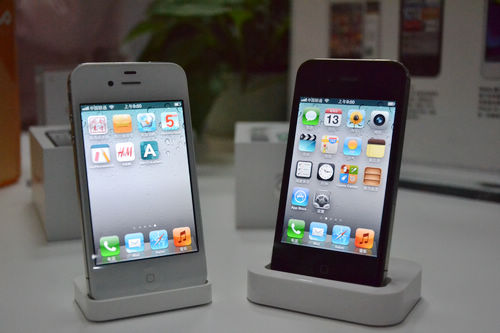iphone4s開售，青島iphone4s真機(jī)實(shí)拍，銷售員介紹iphone4s套餐及辦理方法