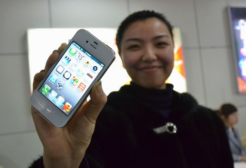 iphone4s開售，青島iphone4s真機(jī)實(shí)拍，銷售員介紹iphone4s套餐及辦理方法