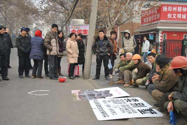 鄭州農民工街頭擺攤賣別墅 稱歡迎各貪官購買