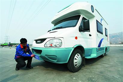 青島造大房車(chē)?yán)L(fēng)上路