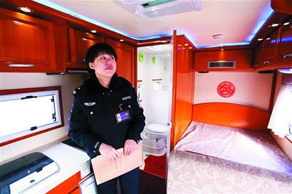青島造大房車(chē)?yán)L(fēng)上路