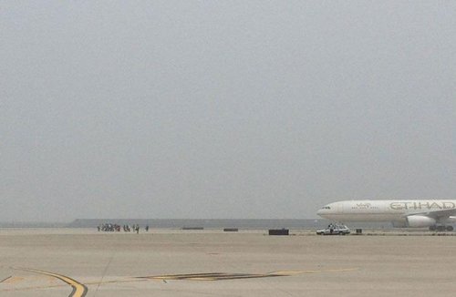  浦東機場T2飛機滑行道上出現攔機者，造成多架外航飛機堵在后面不能移動